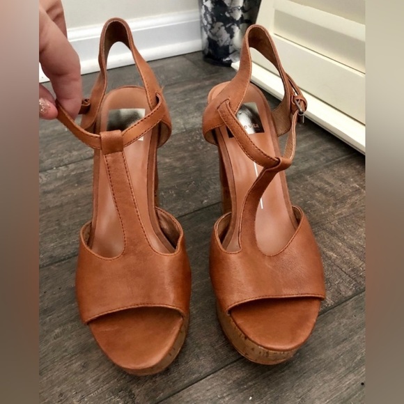 DOLCE VITA Baxter Leather Platform T-Strap | Size: 6.5 - Picture 2 of 7